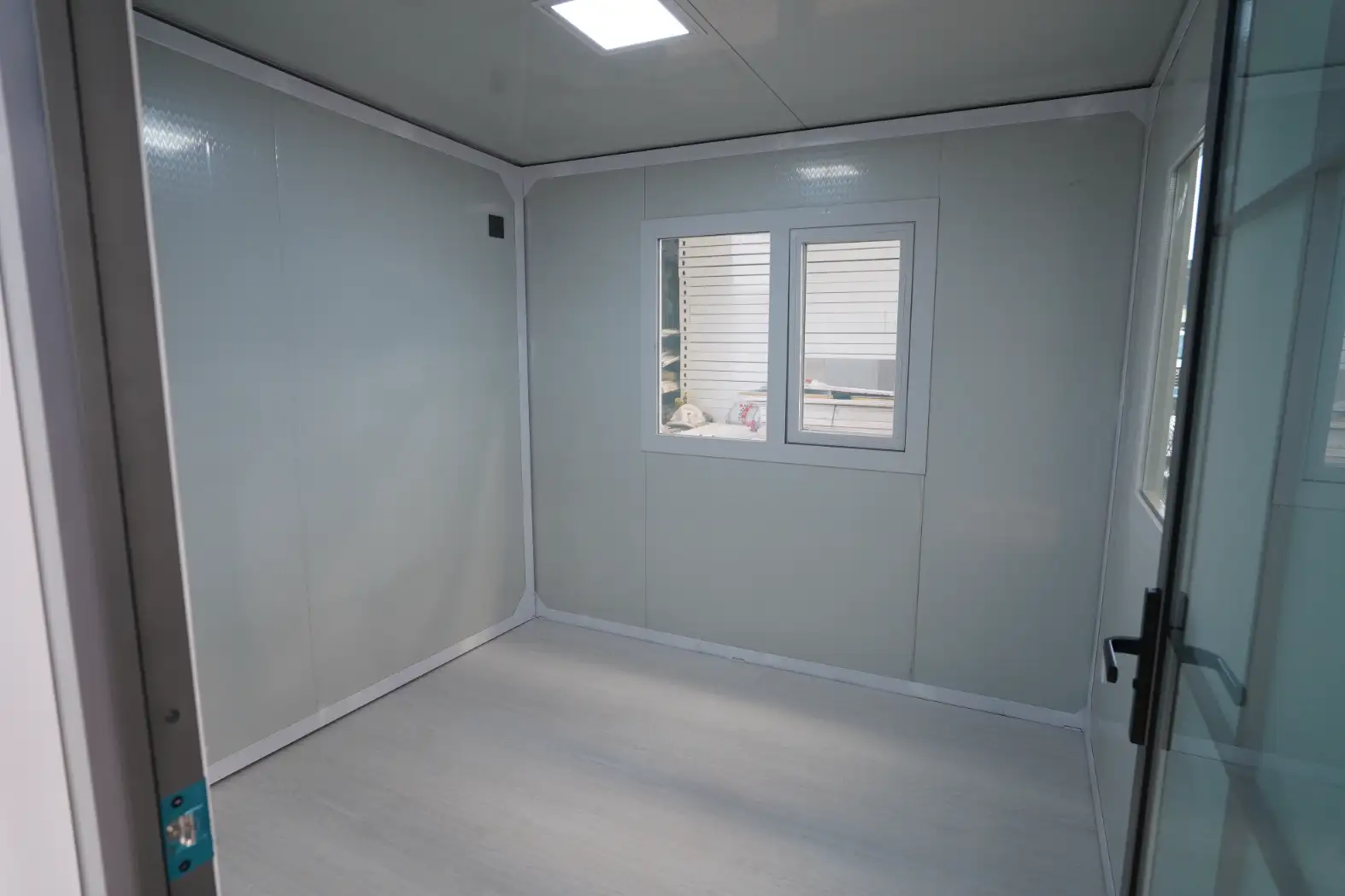 10ft Expandable House interior thumbnail 4