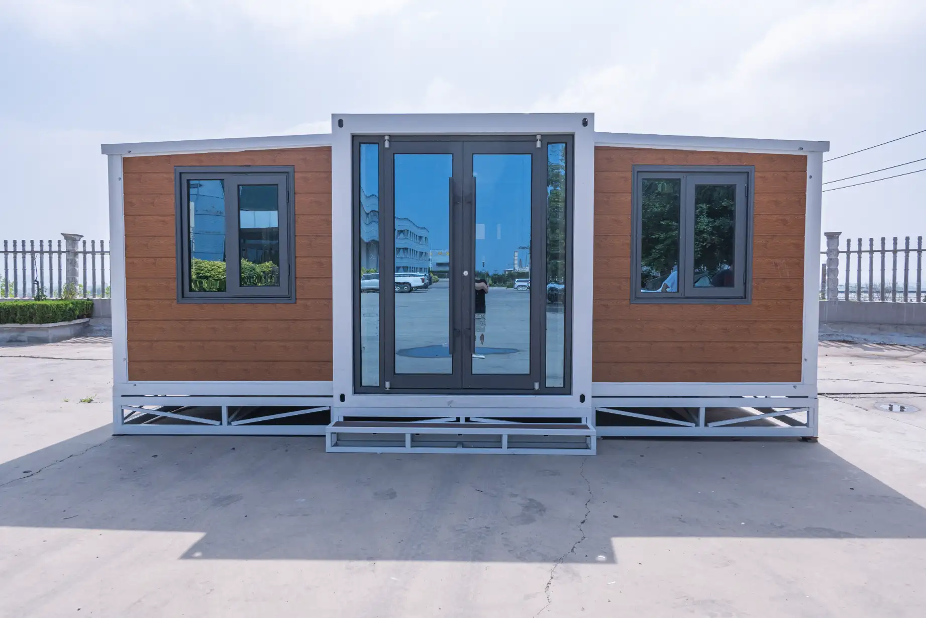 20ft Expandable House exterior thumbnail 2
