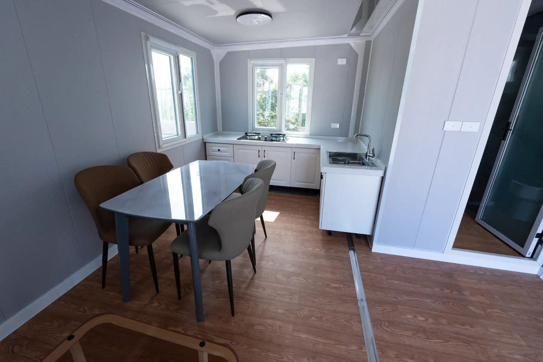 20ft Expandable House interior thumbnail 4