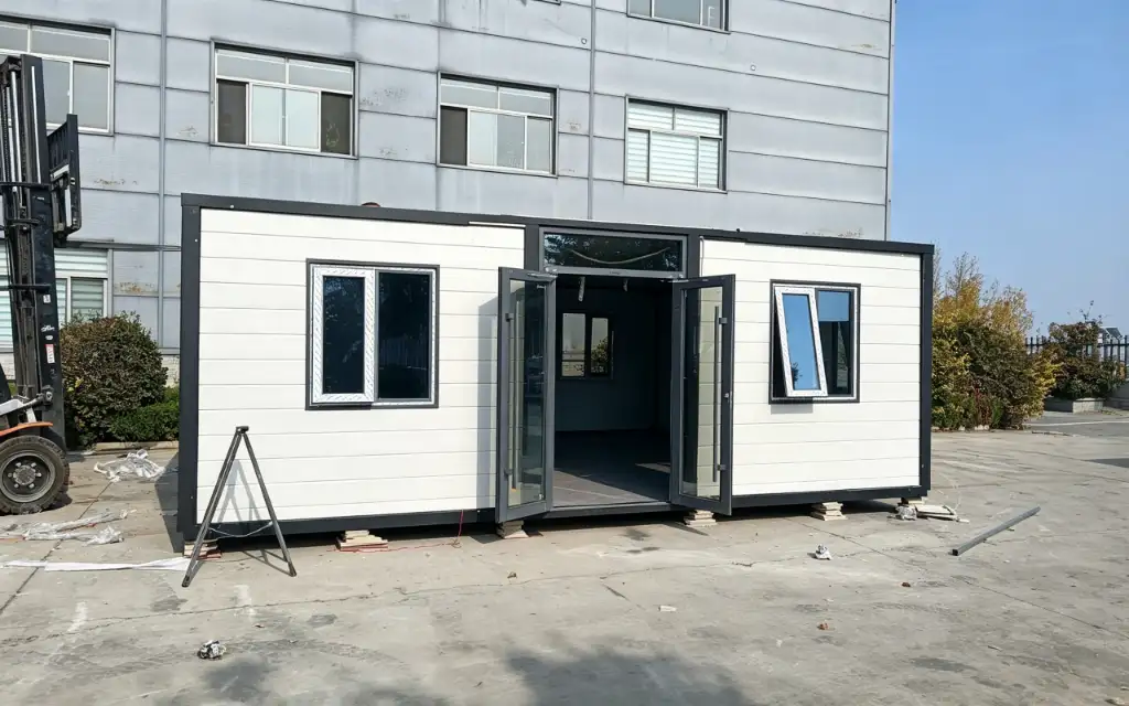 20ft Flat Roof Expandable Container House exterior thumbnail 2