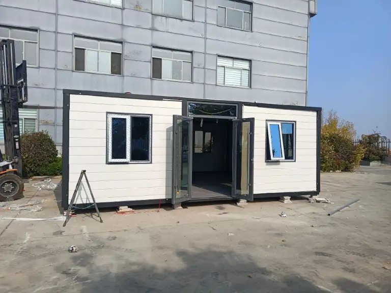 20ft Flat Roof Expandable Container House exterior thumbnail 6