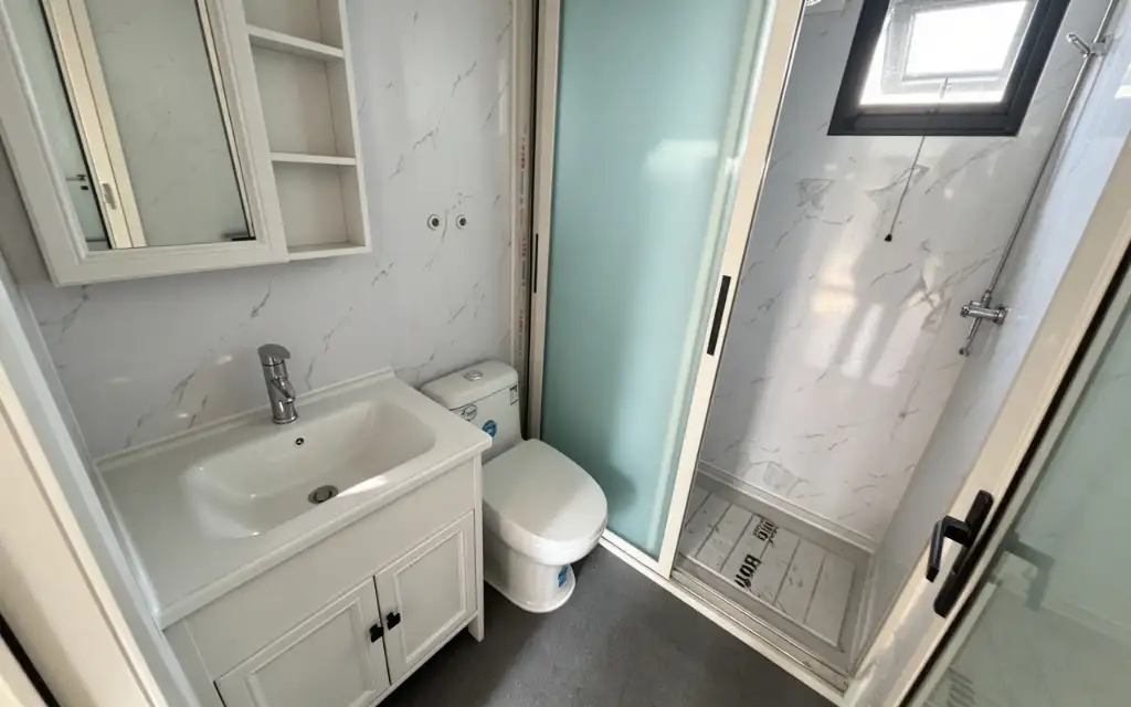 20ft Flat Roof Expandable Container House interior thumbnail 16