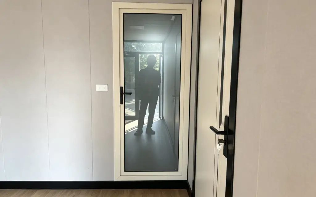20ft Flat Roof Expandable Container House interior thumbnail 19