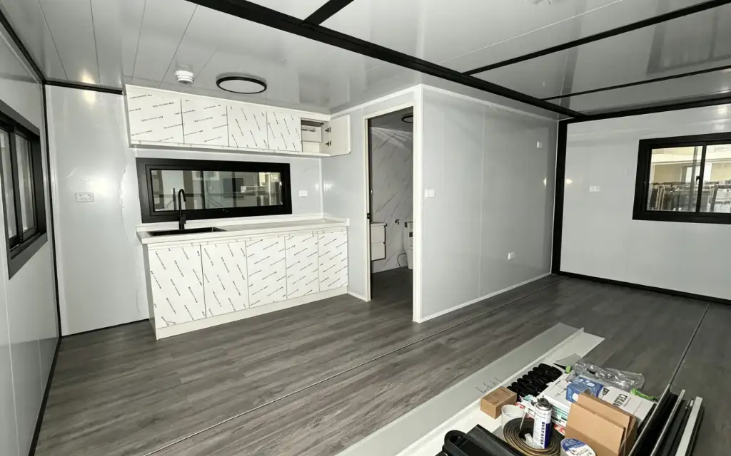 20ft Single-Wing Expandable Container House interior thumbnail 1