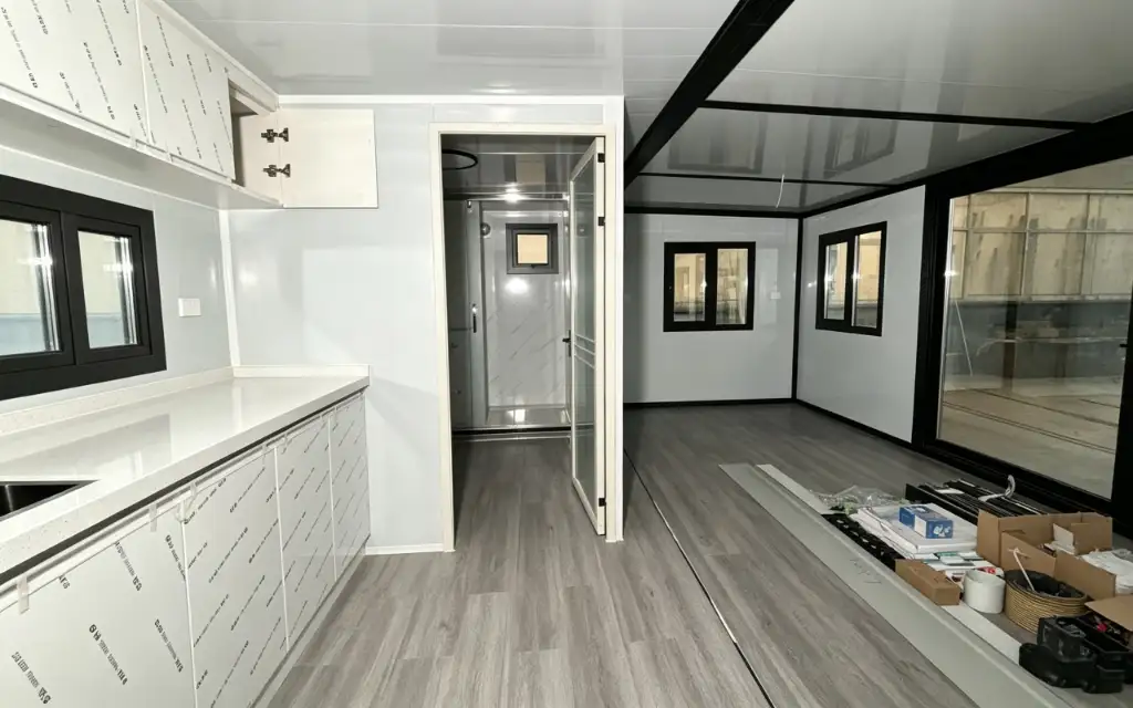 20ft Single-Wing Expandable Container House interior thumbnail 2