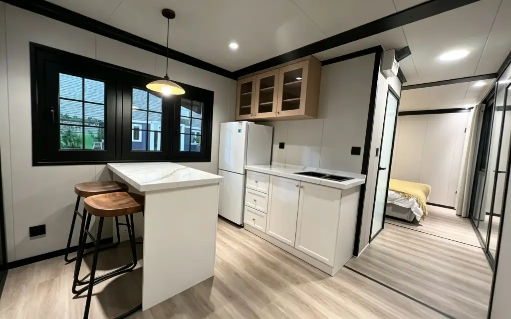 30ft Flat Roof Expandable Container House interior thumbnail 1