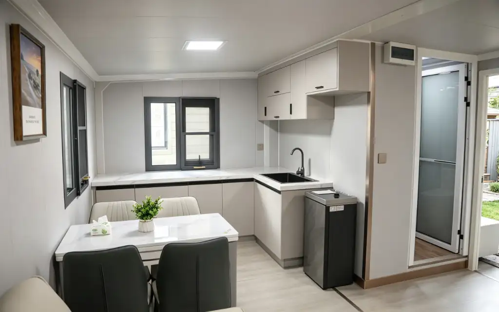 30ft Flat Roof Expandable Container House interior thumbnail 2