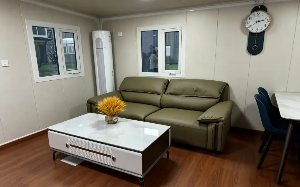 30ft Flat Roof Expandable Container House interior thumbnail 3