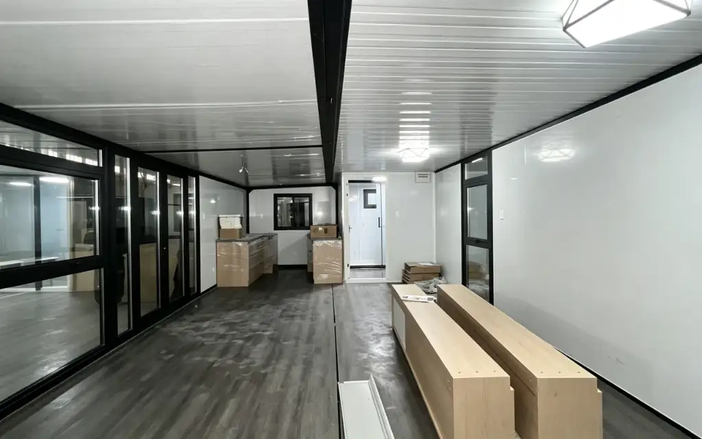 30ft Single-Wing Expandable Container House interior thumbnail 4