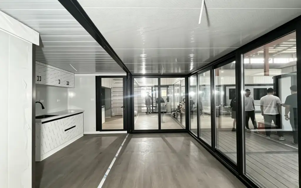 30ft Single-Wing Expandable Container House interior thumbnail 7