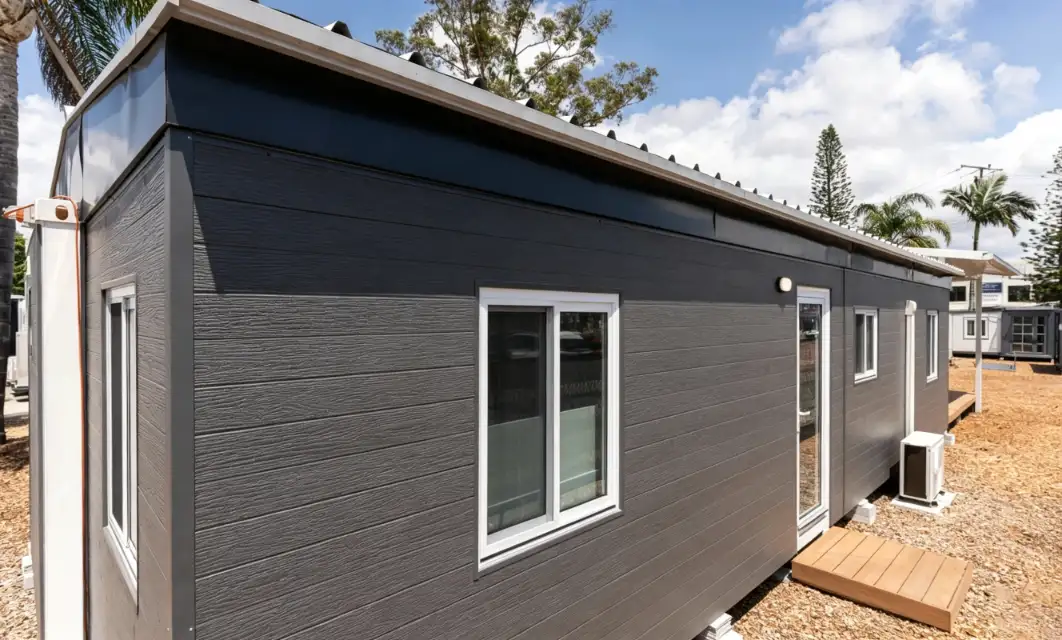 40ft Expander Home exterior thumbnail 3