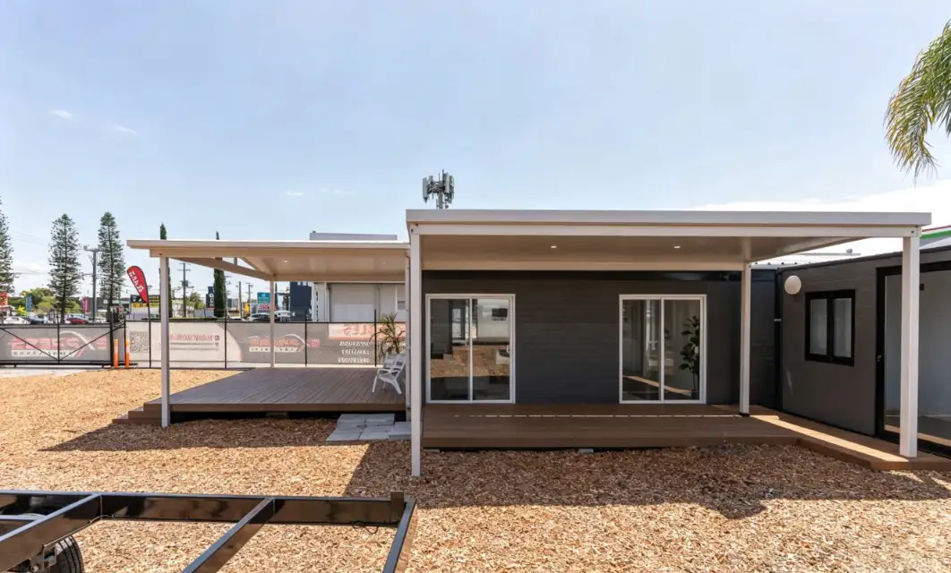40ft Expander Home exterior thumbnail 7