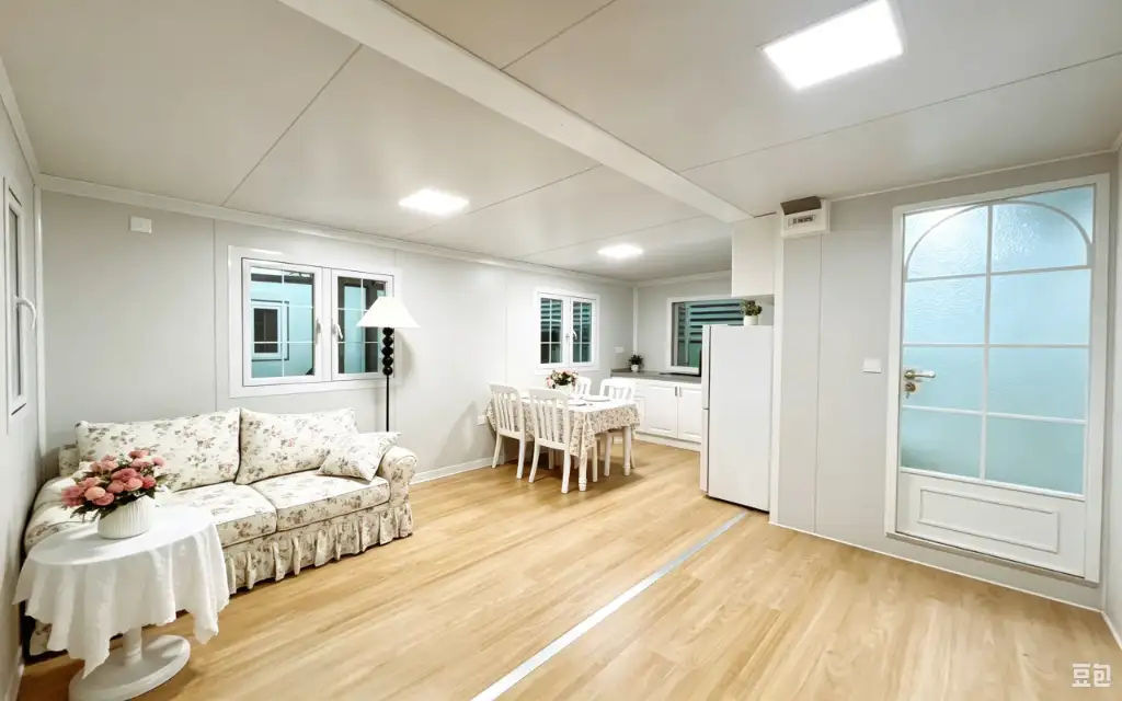 Backyard Guest House interior thumbnail 4