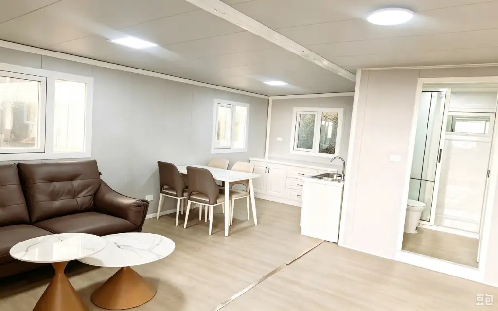 Backyard Guest House interior thumbnail 5