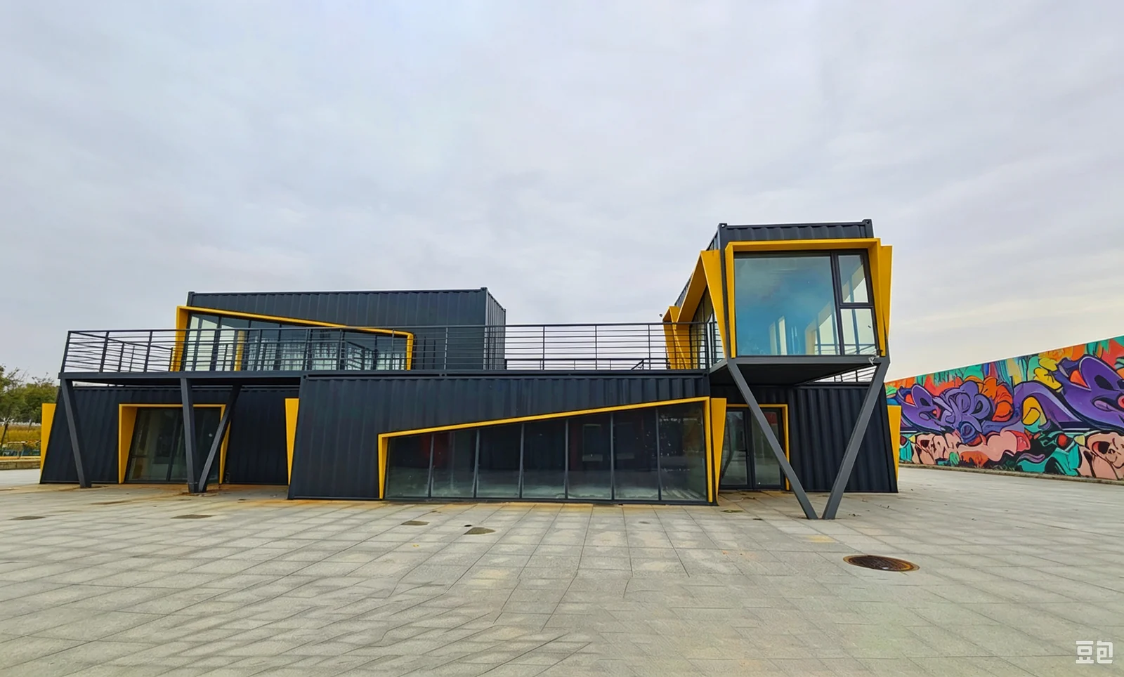 Commercial Container Building exterior thumbnail 15