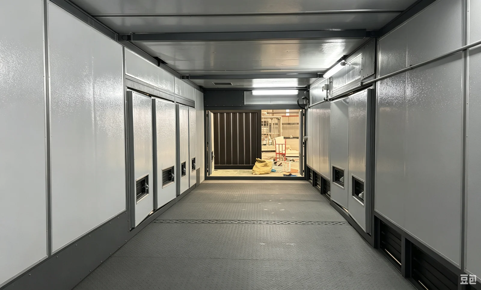 Commercial Container Building interior thumbnail 28