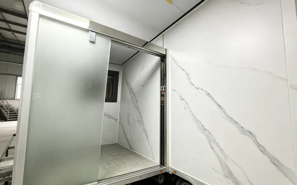 Travel RV-Style Expandable House interior thumbnail 3