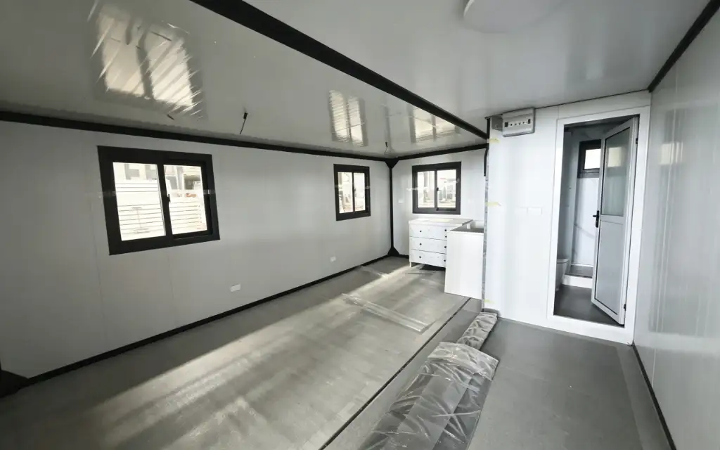 Travel RV-Style Expandable House interior thumbnail 4