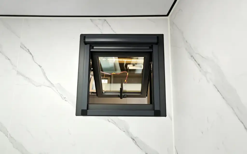 Travel RV-Style Expandable House interior thumbnail 5