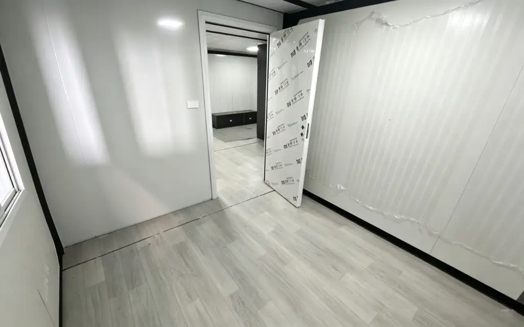 Travel RV-Style Expandable House interior thumbnail 6