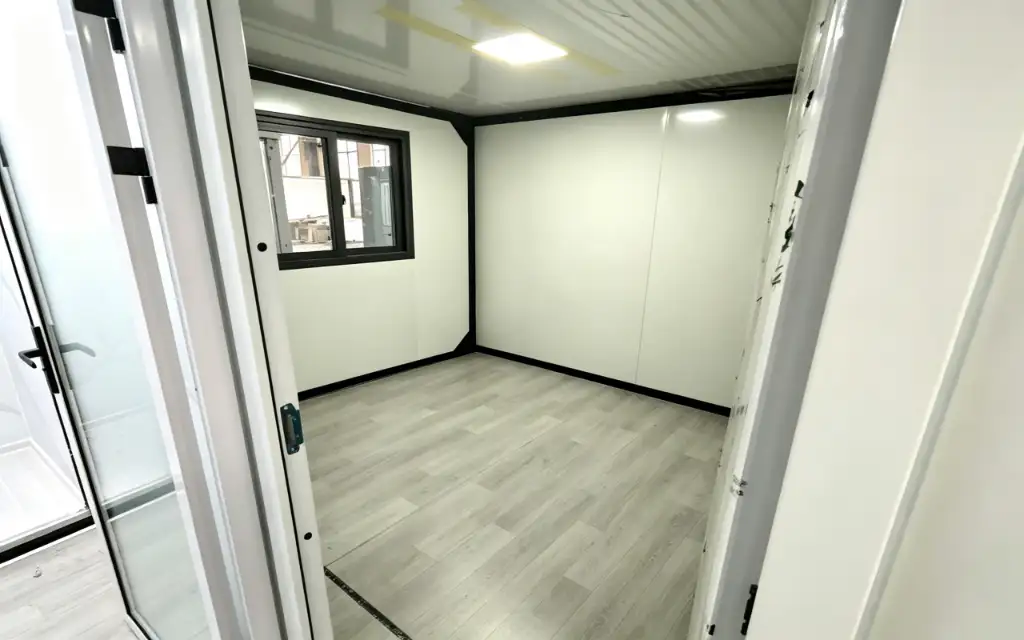 Travel RV-Style Expandable House interior thumbnail 7