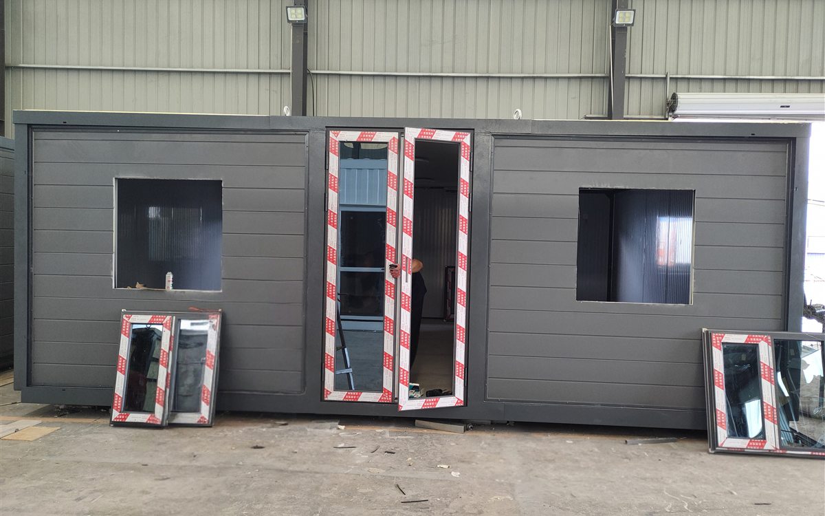 Flat-Roof Expandable Container House exterior thumbnail 2